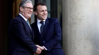 El presidente francés, Emmanuel Macron, recibe al primer ministro británico, Keir Starmer, en el Elíseo.