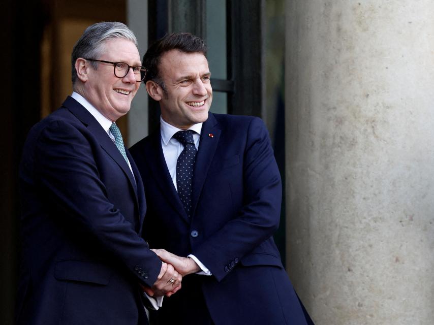 El presidente francés, Emmanuel Macron, recibe al primer ministro británico, Keir Starmer, en el Elíseo.
