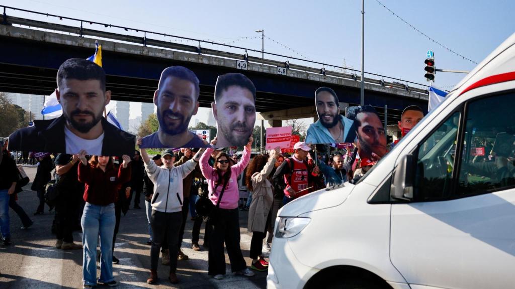 Familiares de los rehenes protestan este lunes en Tel Aviv para conmemorar los 500 días desde el 7 de octubre de 2023.
