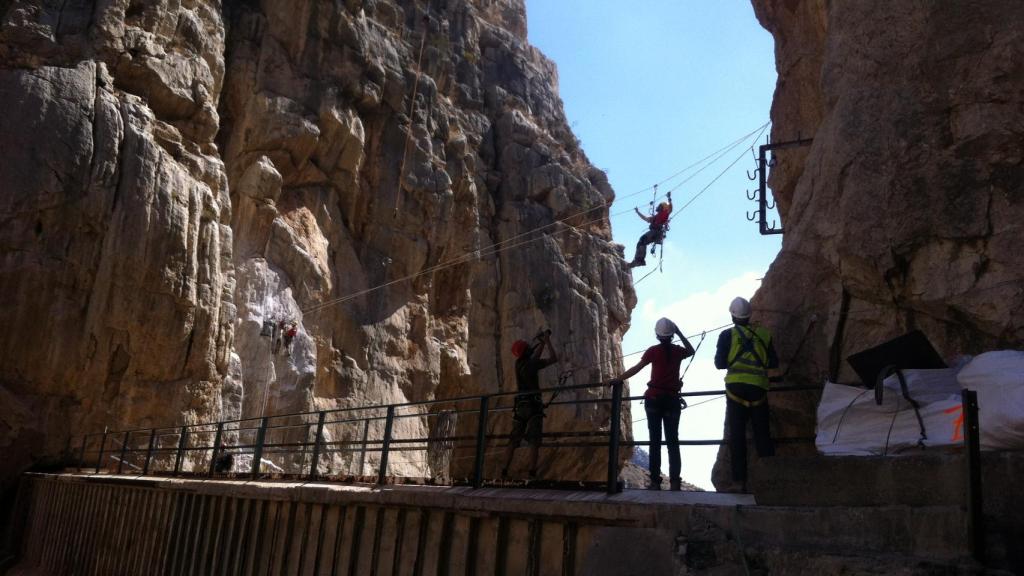 Especialistas en trabajos verticales en uno de los puentes del Caminito del Rey