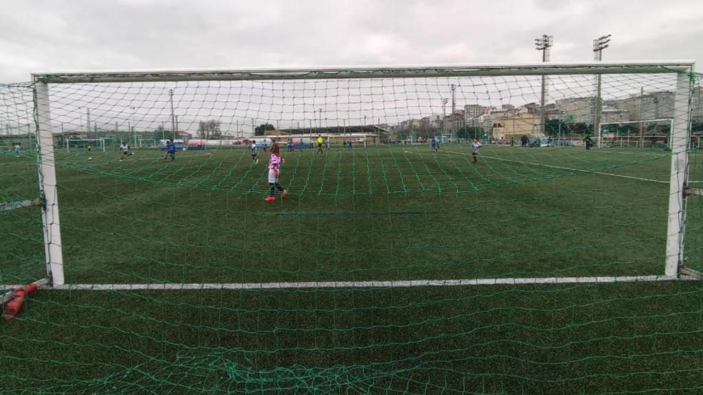 Un partido de niños en los campos de fútbol de A Torre de A Coruña.