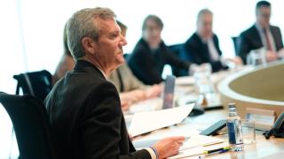 Alfonso Rueda en la reunión del Consello de la Xunta este lunes, 17 de febrero, en San Caetano, en Santiago