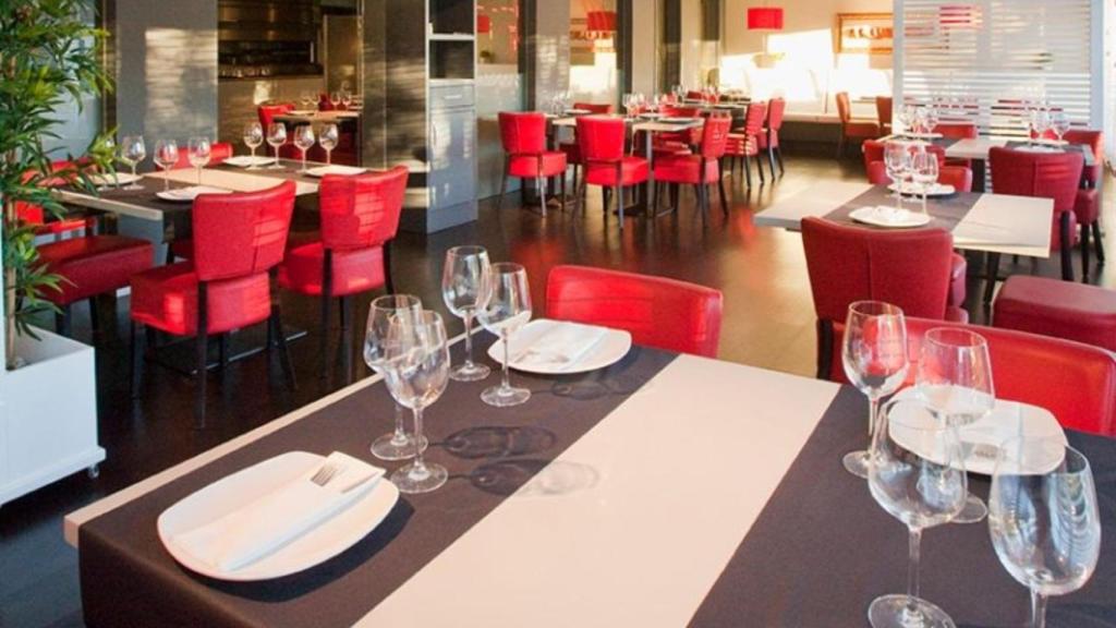 Interior del restaurante A Grella, en Santiago.