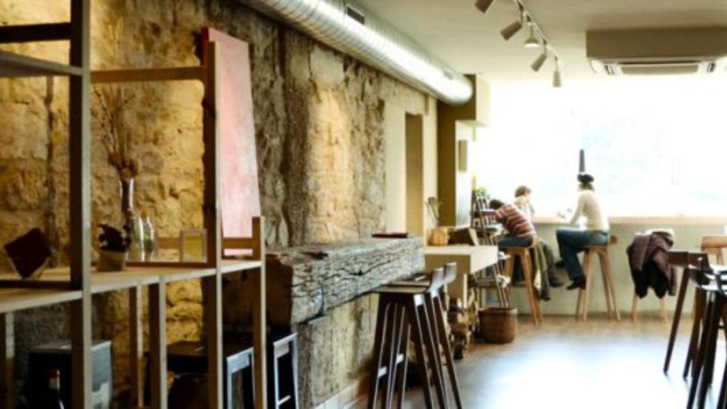 Interior del restaurante A Moa, en Santiago.