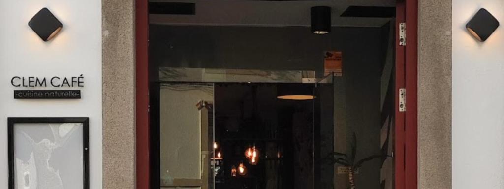 Entrada de Clem Café, en Santiago.