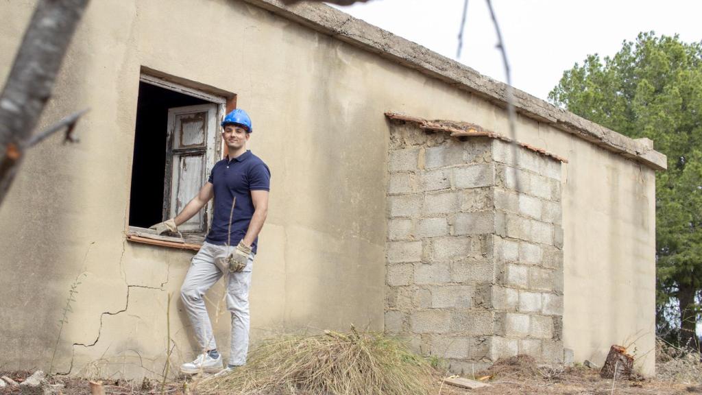 Ignacio Herrero, frente a la vieja casa de su abuelo que está reformando.