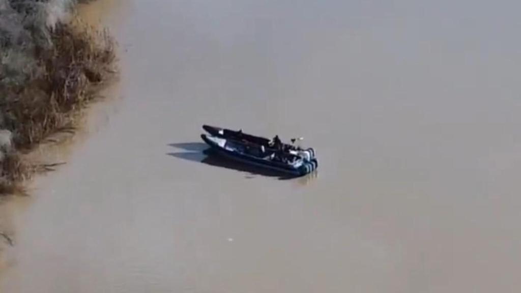 Una narcolancha navega por el Guadalquivir a la altura de La Algaba.