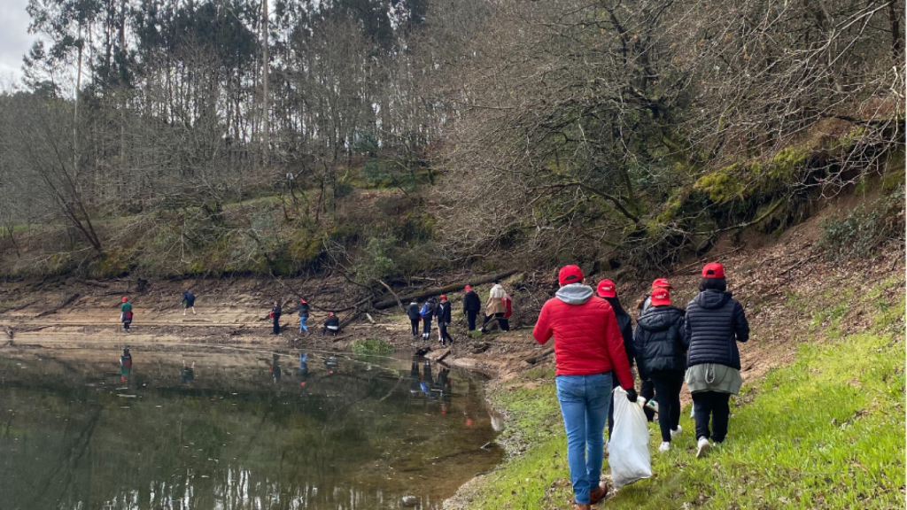 El Festival PortAmérica organiza una jornada de limpieza en el Embalse de A Baxe (Pontevedra)