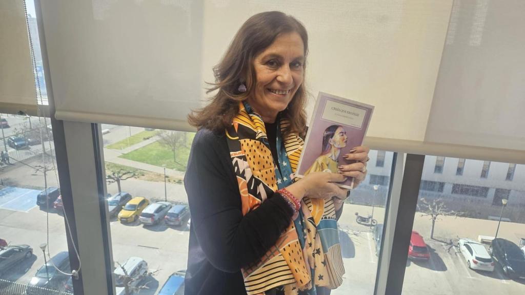 Susana Gisbert posa junto a su nueva novela. EE