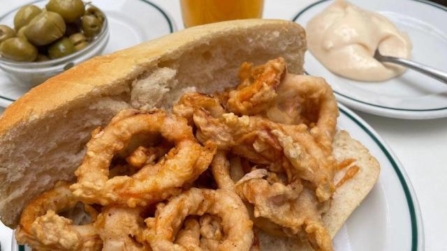 Bocata de calamares del bar Los Toneles, en Valencia. EE