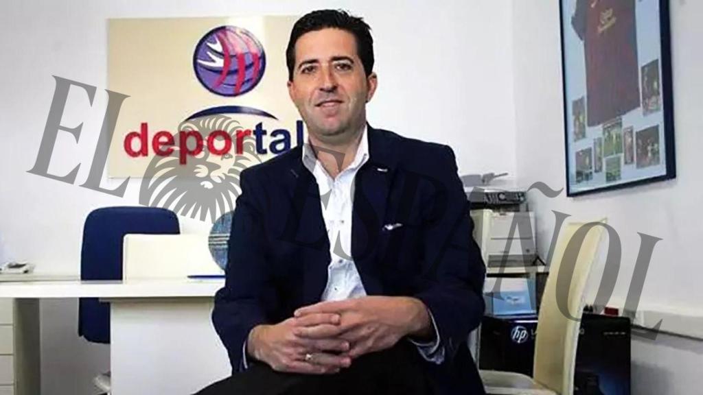 Sergio Sánchez Castañer en la oficina de Deportalia junto a un cuadro con una camiseta del FC Barcelona.