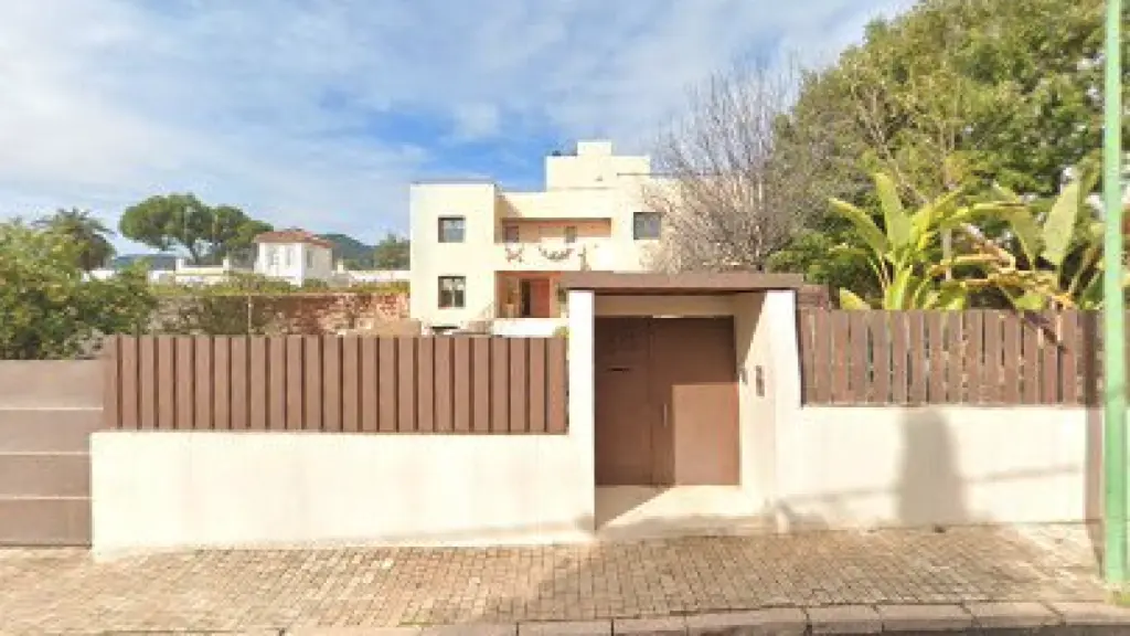 Fachada del chalet donde se ubica la sede de la empresa de José Luis Munuera Montero y Sergio Sánchez Castañer.