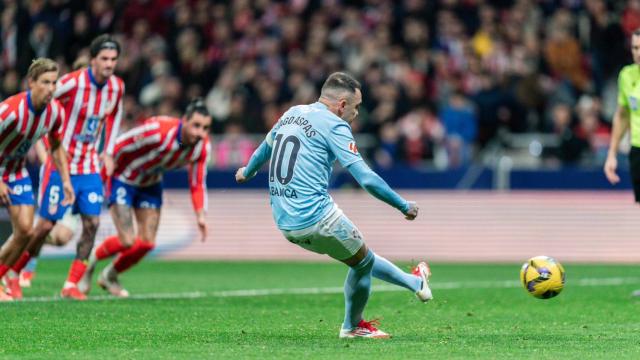 Iago Aspas lanzando el penalti en el Metropolitano.