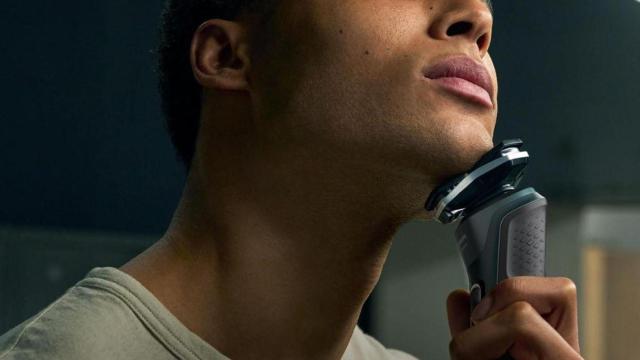 La afeitadora eléctrica que arrasa entre los hombres: de Philips, respetuosa con la piel y rebajadísima