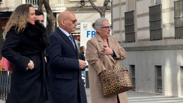 Carmen Pano (d), junto a su abogado, Gómez Bermúdez, a su llegada a la Audiencia Nacional.