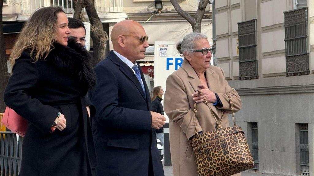 Carmen Pano (d), junto a su abogado, Gómez Bermúdez, a su llegada a la Audiencia Nacional.