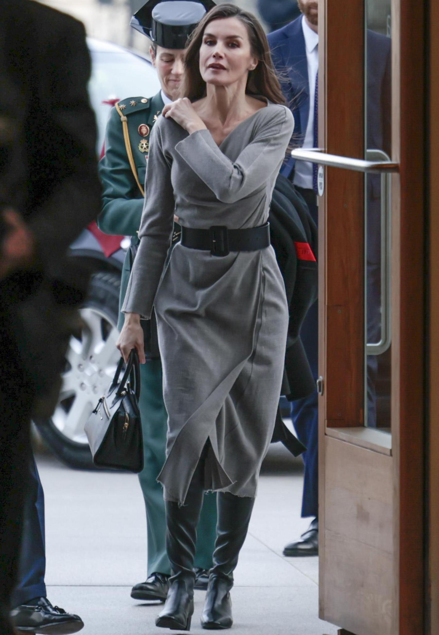 Letizia repite vestido, bolso y botas en su reunión de Palacio Real.