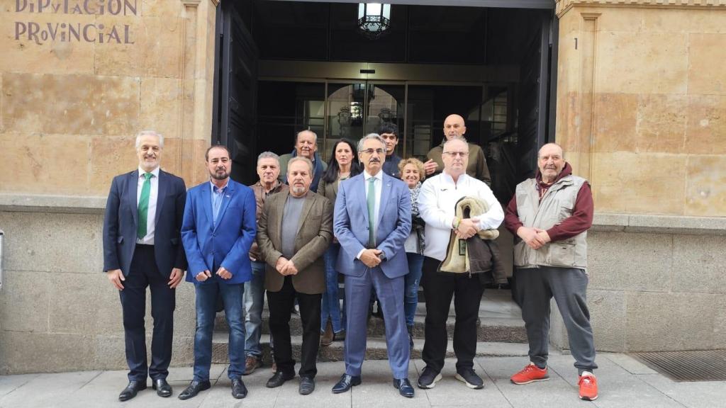 Grupo de cargos locales de Vox en Salamanca arropando al diputado Celestino del Teso
