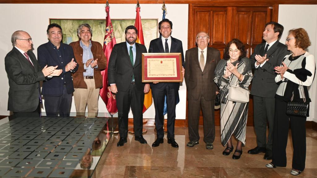 El director de IBM Research, Darío Gil (c) recibiendo su Diploma de Servicios Distinguidos de la Comunidad, este lunes, de manos del presidente de la Región de Murcia, Fernando López Miras.