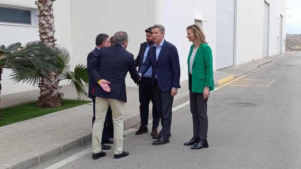 El presidente del PP, Alberto Núñez Feijóo (d), llega a las instalaciones de García Aranda, S.L., en Librilla.