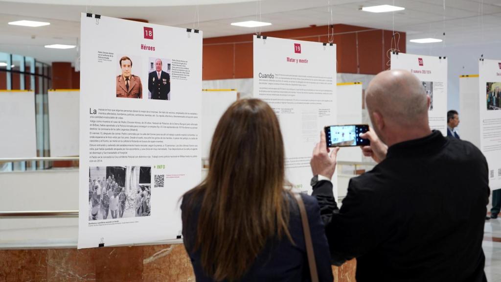 Dos personas visitando la exposición, este martes