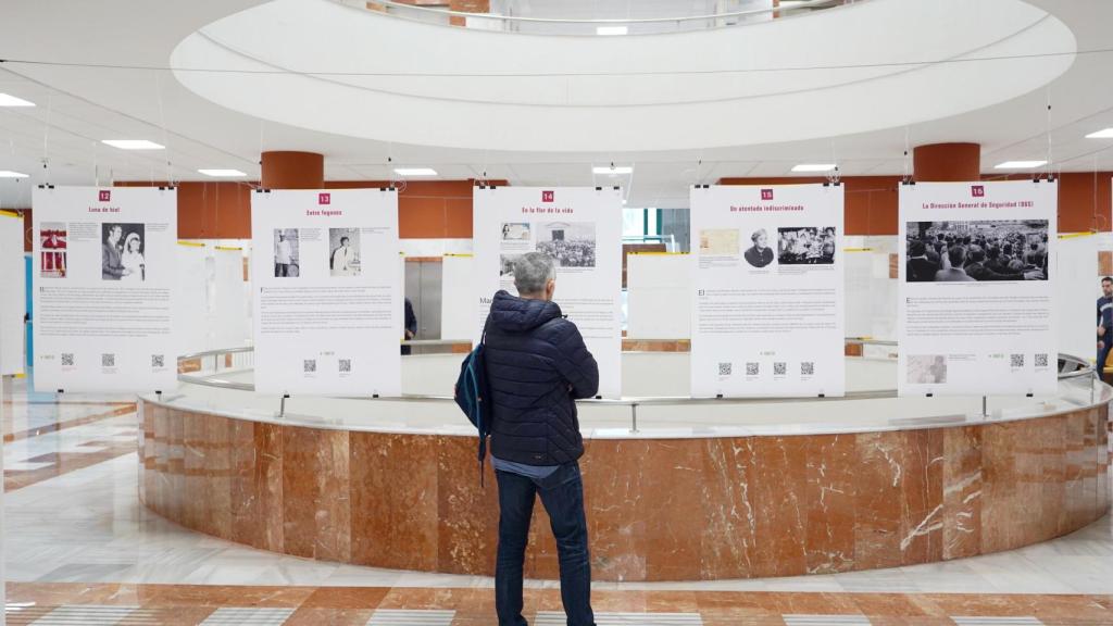 Un hombre visitando la exposición, este martes