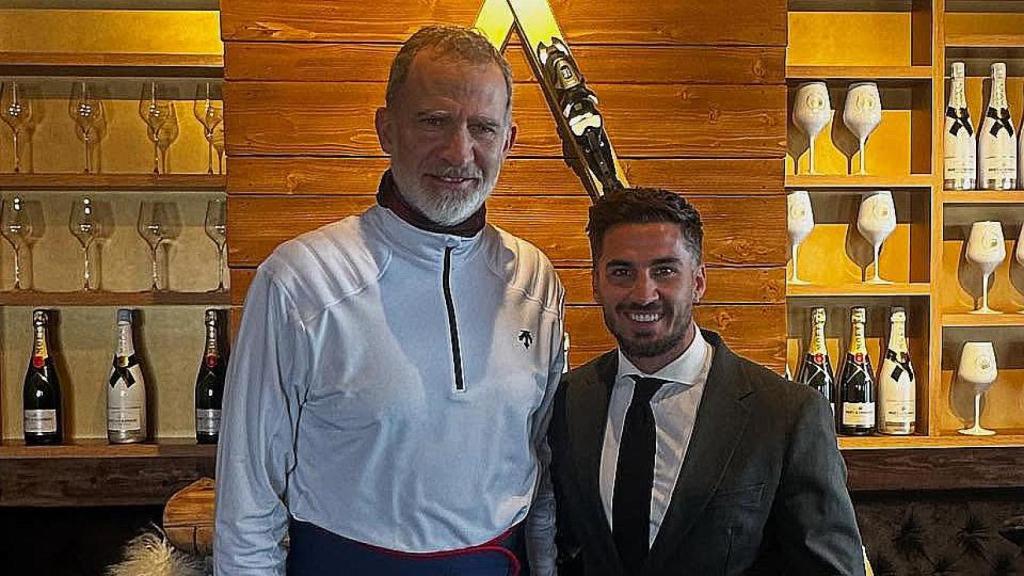 El rey Felipe VI junto a un cortador de jamón en un local de Baqueira.