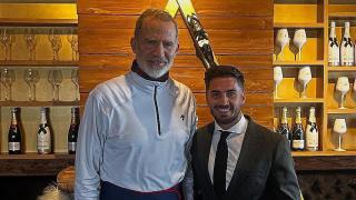 El rey Felipe VI junto a un cortador de jamón en un local de Baqueira.