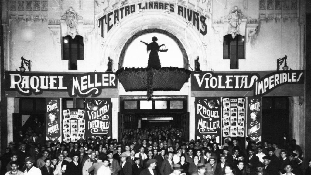 Público en la entrada del antiguo teatro Linares Rivas.