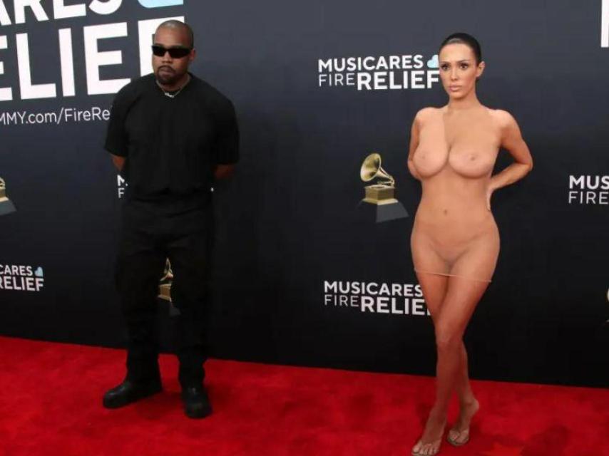 Bianca Censori, completamente desnuda en el 'photocall' de los Premios Grammy, junto a Keny West.