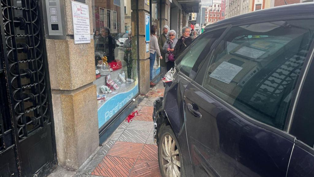 El turismo que se ha subido a la acera y ha atropellado a un hombre