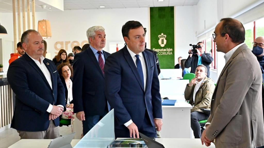 El presidente de la Deputación da Coruña, Valentín González Formoso, en una visita a la red de coworking.