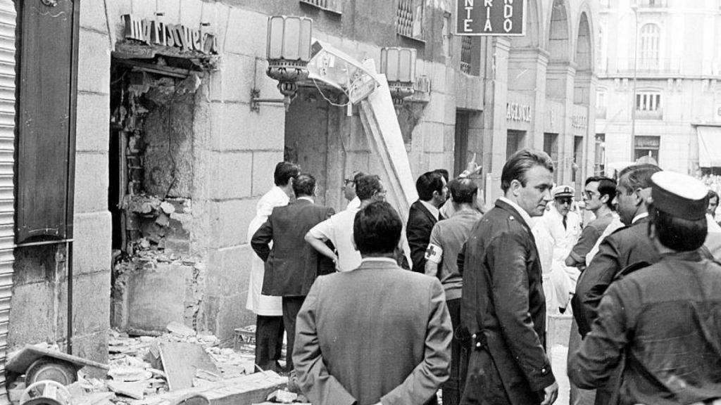 Imagen del exterior de la cafetería Rolando de Madrid tras el atentado de ETA, el 13 de septiembre de 1974