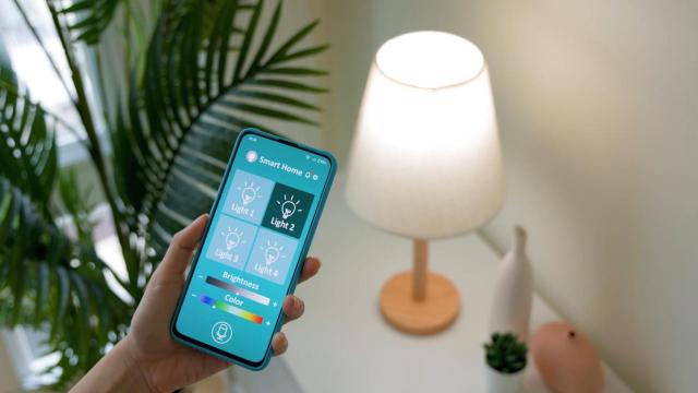 El móvil puede controlar gran parte de la tecnología y aplicaciones de la casa con una app.