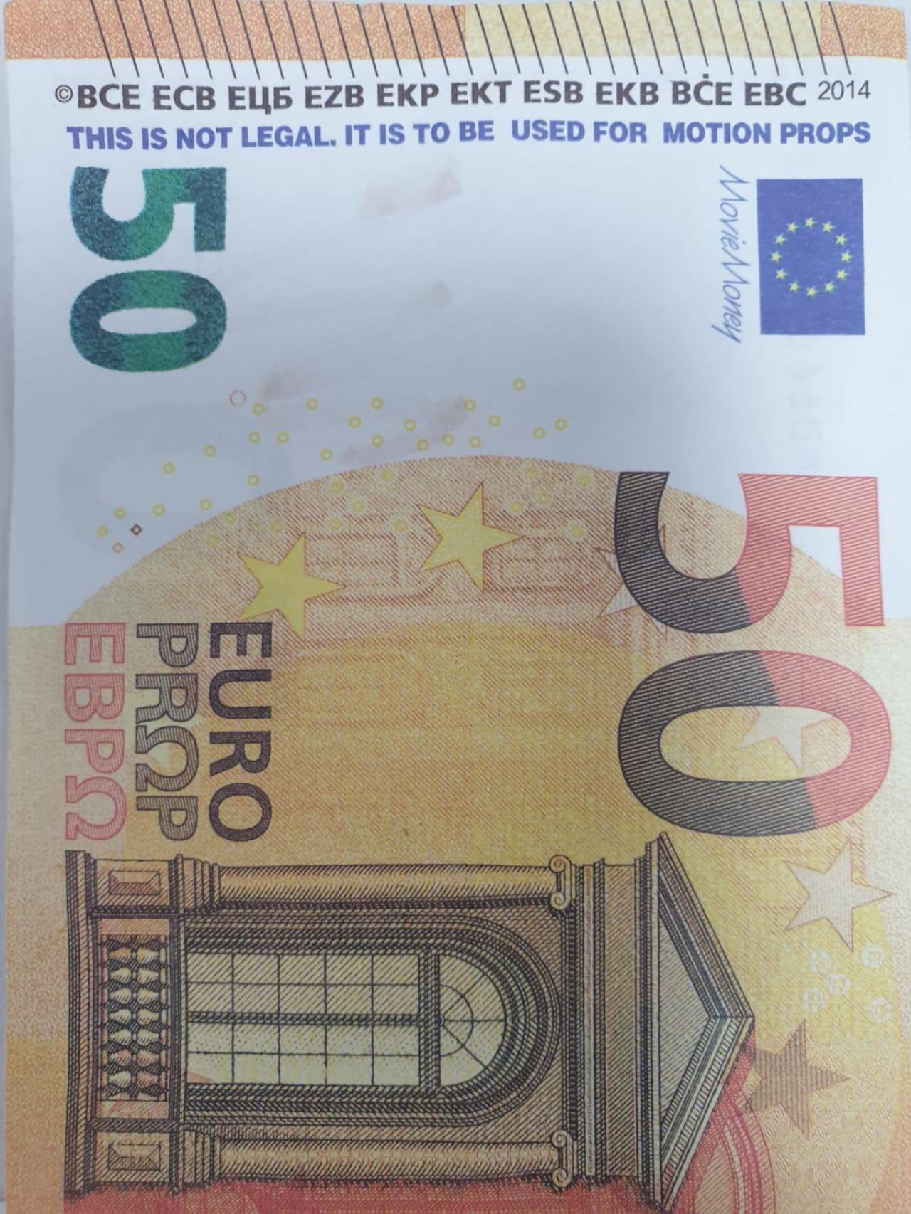 El detalle del mensaje de advertencia en inglés de que no se trata de un billete de curso legal.