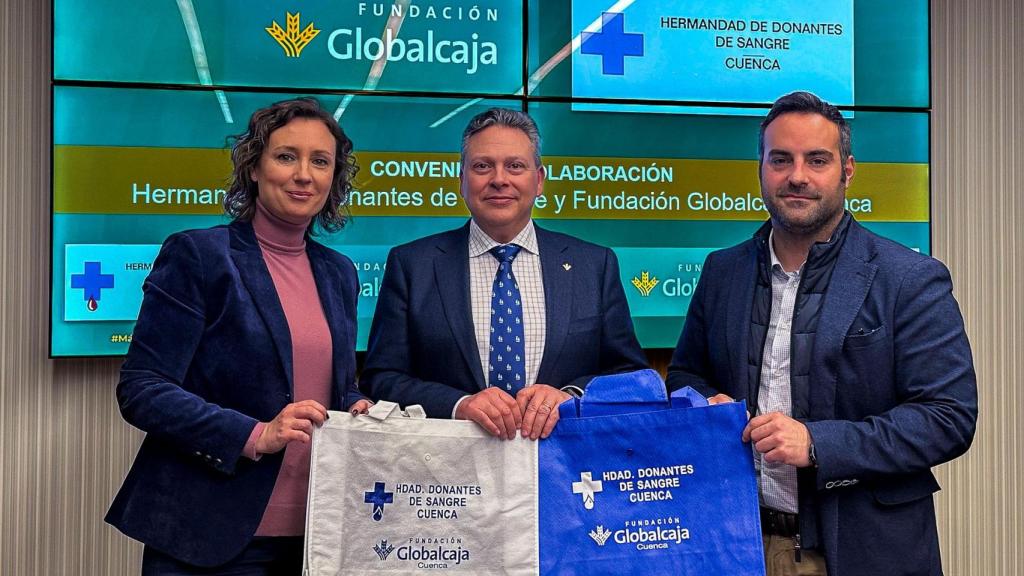 El presidente de la Fundación Globlacaja, en el centro, junto al presidente y la tesorera de la Hermandad de Donantes de Sangre.