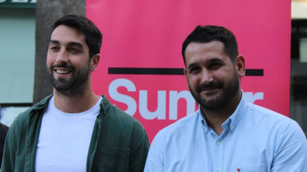 Juanjo Martínez (d) y Borja Crucelaegui (i), candidatos a las elecciones europeas en las listas de Sumar, durante un mítin en Mallorca.