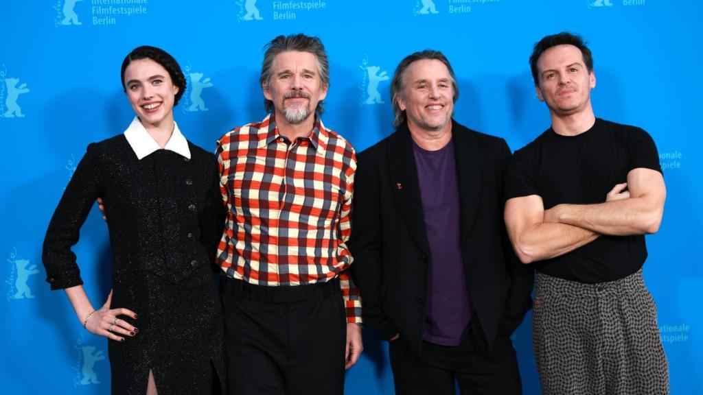 Margaret Qualley, Ethan Hawke, Richard Linklater y Andrew Scott en la Berlinale. Foto: EFE/EPA/CLEMENS BILAN