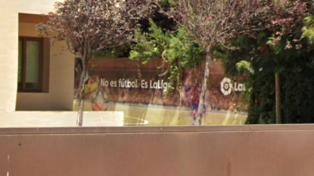 Imagen de la lona con la inscripción del lema de LaLiga