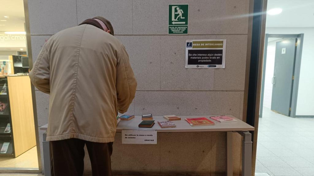 Mesa de intercambio de libros en el Fórum Metropolitano de A Coruña.