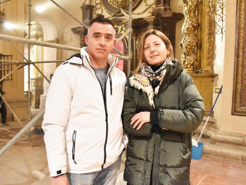 Raúl y Beatriz en la Iglesia de la Vera Cruz, atienden a EL ESPAÑOL de Castilla y León.
