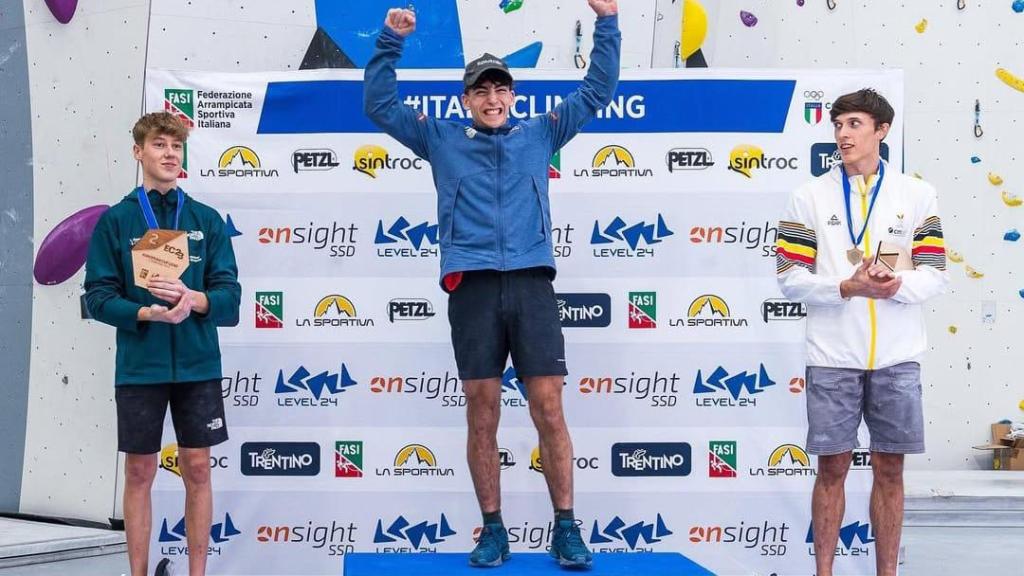 El escalador Guillermo Peinado, en lo más alto del podio.