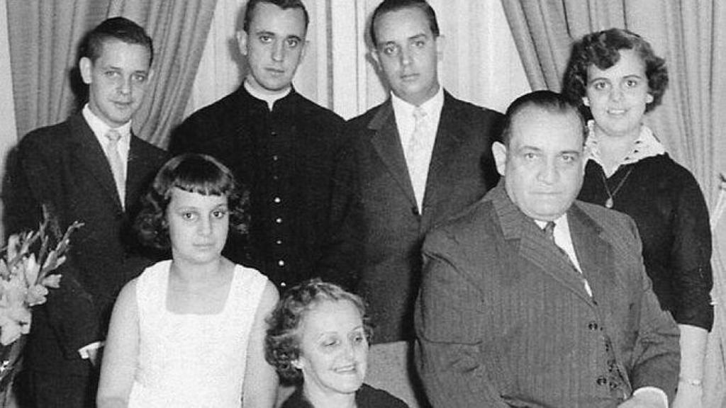 Jorge Mario Bergoglio, el segundo por la izquierda, con su familia en Argentina.