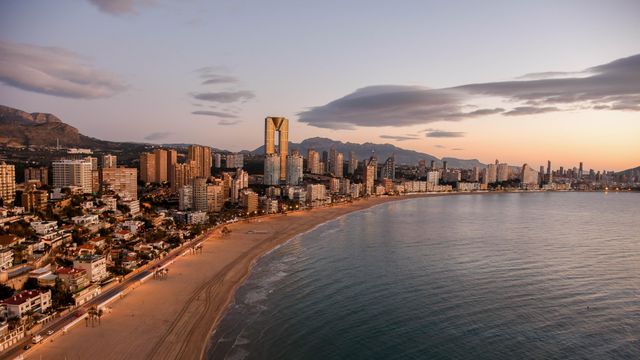 Vistas de Benidorm con los rascacielos de fondo, en una imagen de Shutterstock.