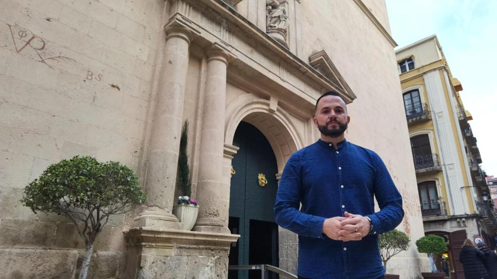 El portavoz de Compromís en Alicante, Rafa Mas, frente a la concatedral de San Nicolás.