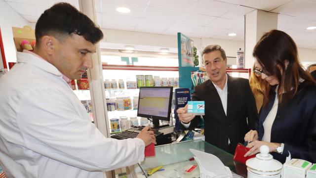 El conseller Marciano Gómez, en el centro, este martes en una farmacia de Benidorm enseñando el nuevo sistema.