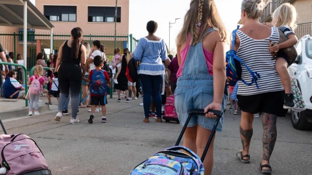 Imagen de archivo de los alumnos a la entrada del colegio.