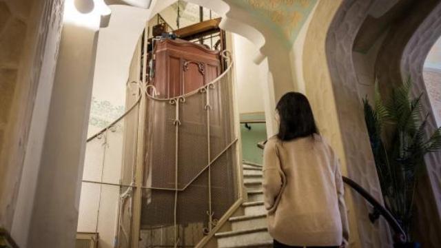 La comunidad de Cristina Corral estudia ya varios presupuestos para sustituir sus ascensores.