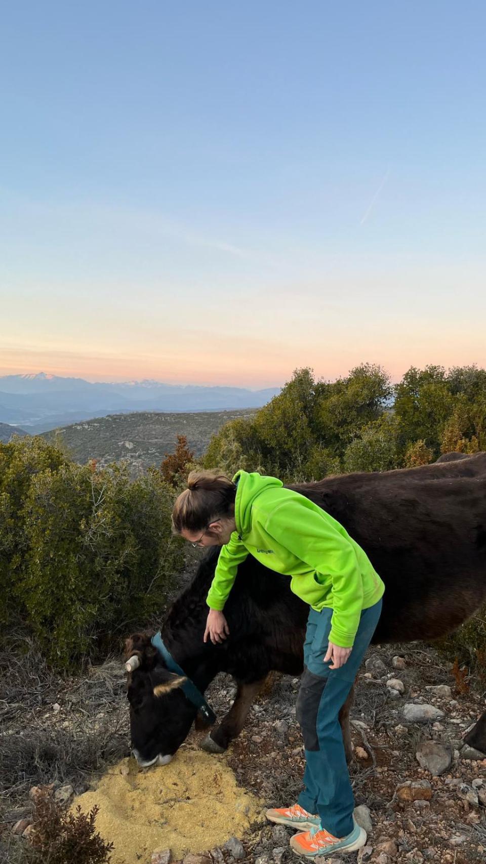 Julia Trillo, ganadera de 27 años en un pueblo de Huesca