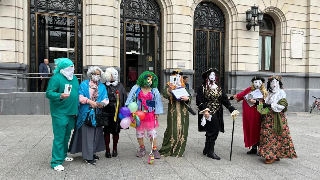 Las mascarutas de Épila en la plaza de España, frente a la Diputación Provincial de Zaragoza.